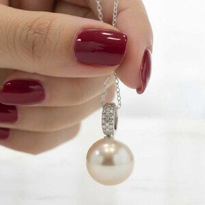 Ladies Round White Pearl Necklace